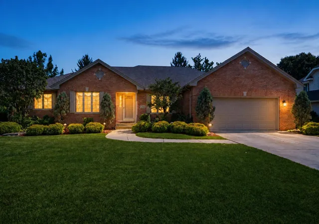 2nd image of 1206 Boxwood Dr, Munster, IN 46321 | MLS# 843470
