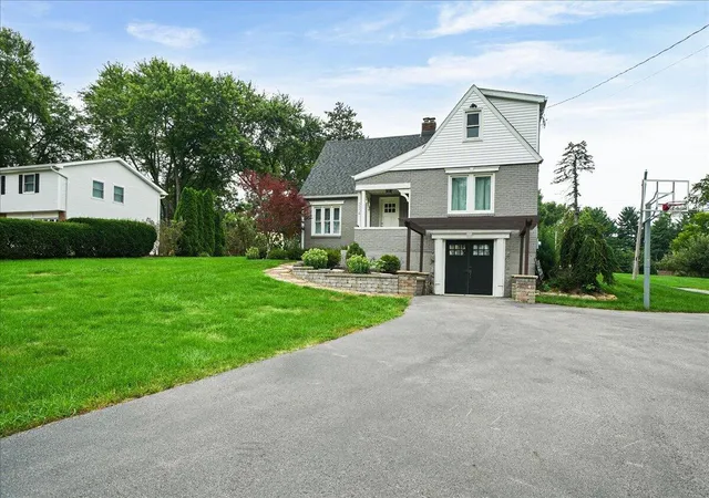 3rd image of 214 W Joliet Rd, Valparaiso, IN 46385 | MLS# 843706