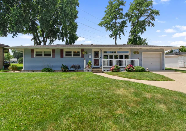 Photo 2 of Single family home for sale at 8434 Delaware Pl, Highland, IN 46322 | MLS# 843466 | Listing updated on 2026-09-21