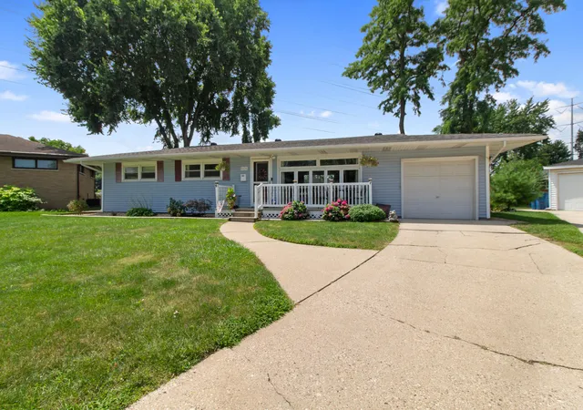 Photo 3 of Single family home for sale at 8434 Delaware Pl, Highland, IN 46322 | MLS# 843466 | Listing updated on 2026-09-21