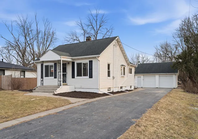 2nd image of 2407 W 78th Ave, Merrillville, IN 46410 | MLS# 843495