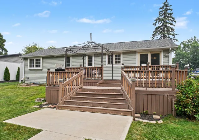 2nd image of 11397 Ne Wawasee Dr, Syracuse, IN 46567 | MLS# 843554