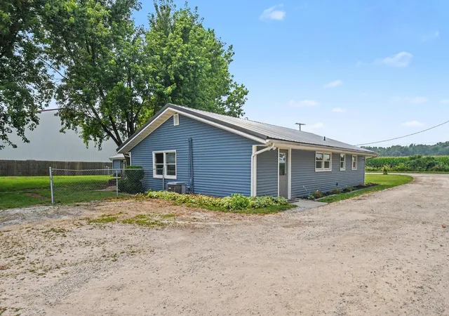 5th image of 12788 N Bishop Rd, Syracuse, IN 46567 | MLS# 843557