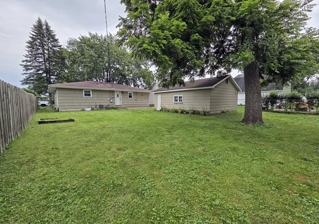 Photo 3 of Sale Pending at 1606 Brookview Ct, Hobart, IN 46342 | MLS# 843614 | Listing updated on 2026-08-14