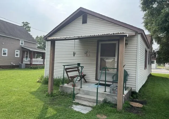 2nd image of 104 S Pearl St, Knox, IN 46534 | MLS# 843648