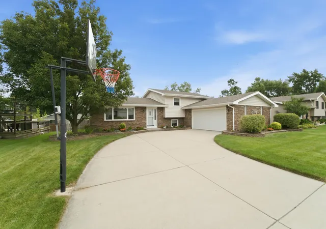 1st image of 954 Chippewa Dr, Crown Point, IN 46307 | MLS# 843687