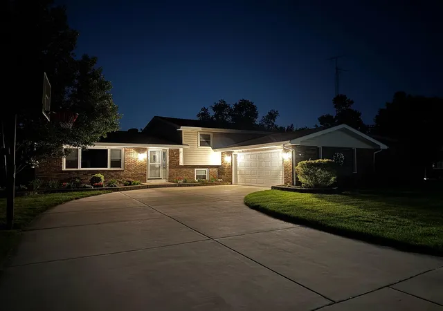 2nd image of 954 Chippewa Dr, Crown Point, IN 46307 | MLS# 843687