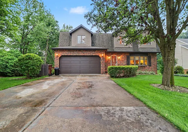 2nd image of 428 Pickwick Pl, Valparaiso, IN 46385 | MLS# 843827