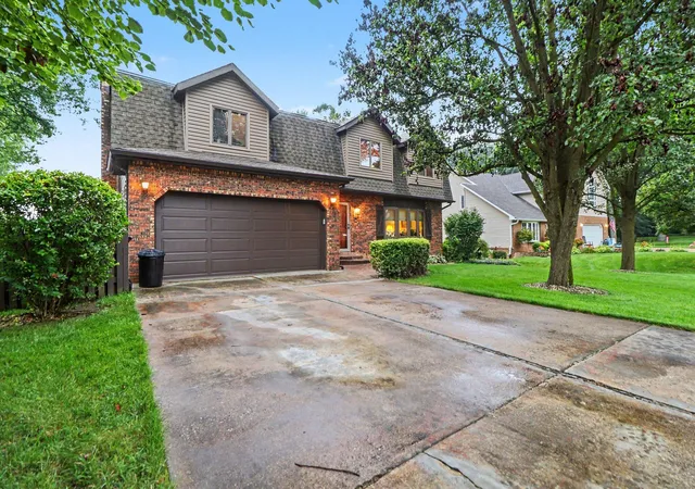 Photo 3 of Single family home for sale at 428 Pickwick Pl, Valparaiso, IN 46385 | MLS# 843827 | Listing updated on 2026-08-27
