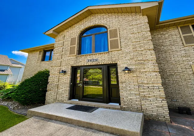 3rd image of 1429 Lakeview Dr, Schererville, IN 46375 | MLS# 843886