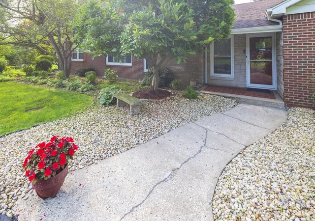 Photo 3 of Sale Pending at 676 E Oak Hl, Chesterton, IN 46304 | MLS# 843974 | Listing updated on 2026-09-01