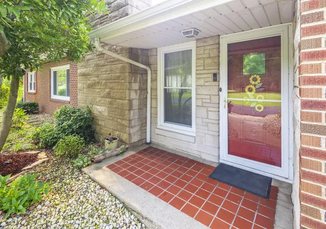 Photo 3 of Sale Pending at 676 E Oak Hl, Chesterton, IN 46304 | MLS# 843974 | Listing updated on 2026-09-01