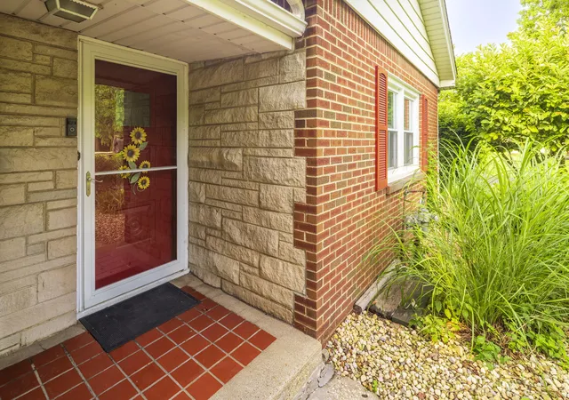 Photo 4 of Sale Pending at 676 E Oak Hl, Chesterton, IN 46304 | MLS# 843974 | Listing updated on 2026-09-01