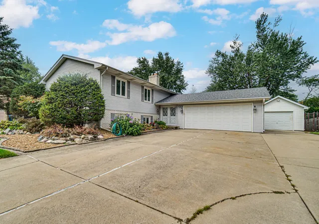 2nd image of 9776 W Oakridge Dr, St. John, IN 46373 | MLS# 844148