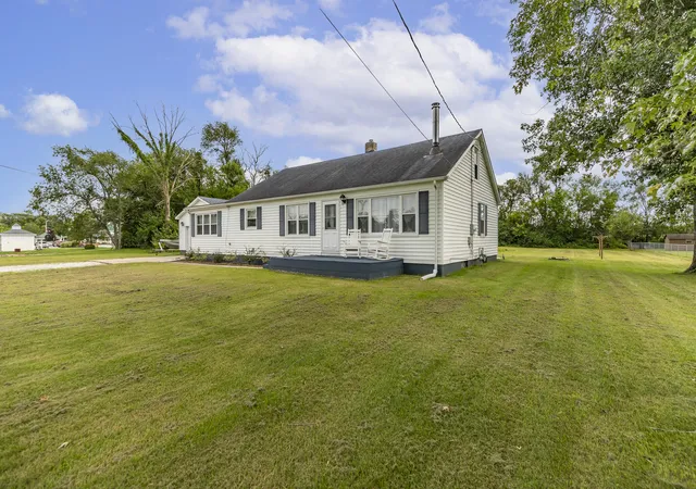 2nd image of 409 W Division Rd, De Motte, IN 46310 | MLS# 844113