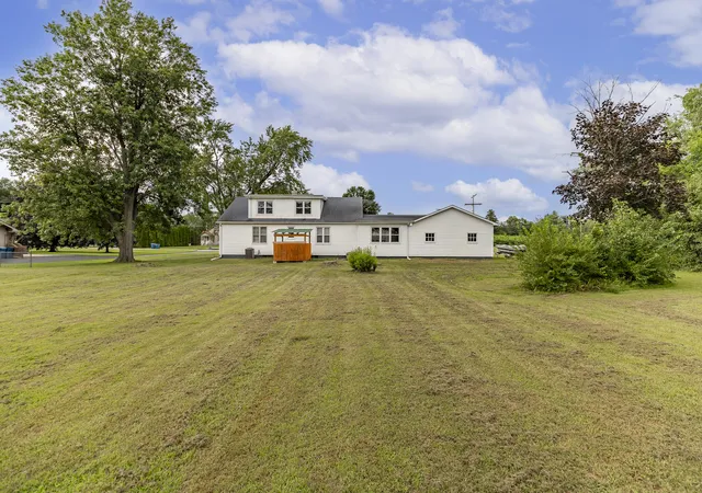 35th image of 409 W Division Rd, De Motte, IN 46310 | MLS# 844113