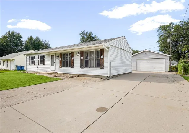2nd image of 770 Mohawk Dr, Lowell, IN 46356 | MLS# 844106