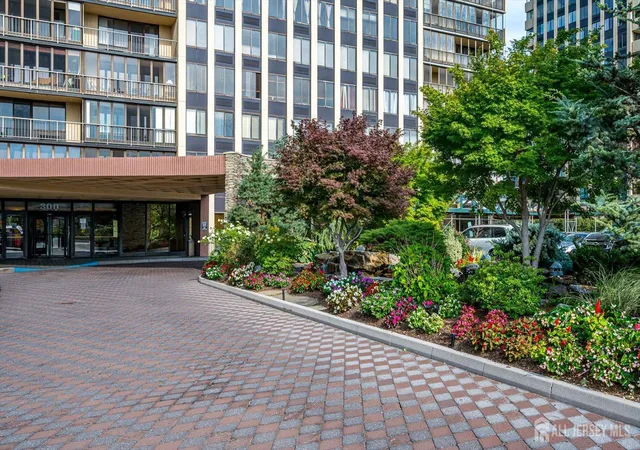Photo 4 of Condo for sale at 300 Winston Dr #C2912, Cliffside Park, NJ 07010 | MLS# 2701953R | Listing updated on 2026-09-27