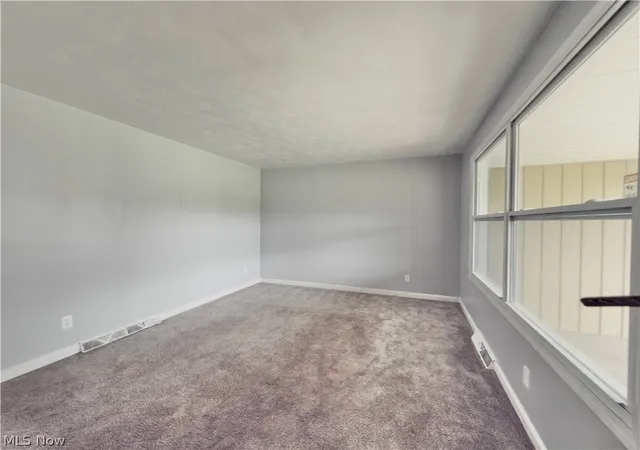 Photo 2 of Single family home for sale at 1215 Valley View Dr, Youngstown, OH 44512 | MLS# 5210603 | Listing updated on 2026-08-30