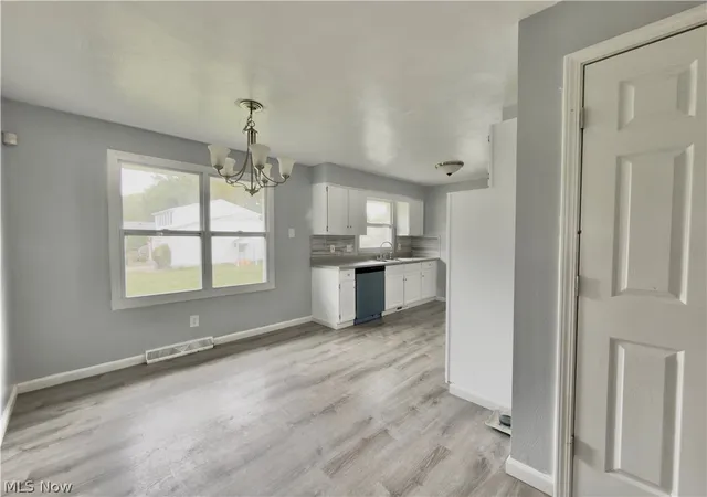Photo 3 of Single family home for sale at 1215 Valley View Dr, Youngstown, OH 44512 | MLS# 5210603 | Listing updated on 2026-08-30