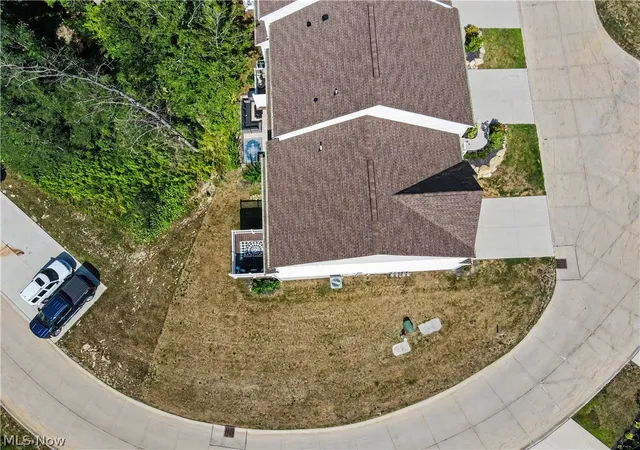 Listing Photo 2 - Condo for sale in building located at 7370 Hillshire Dr, Concord Township, OH 44077 - Unit #