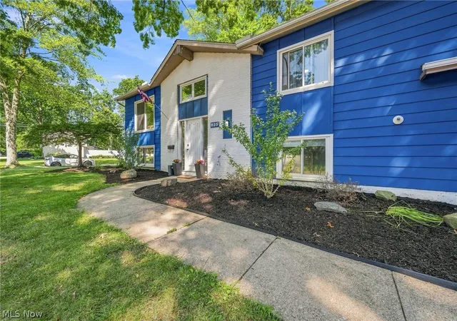 Photo 3 of Sale Pending at 825 Valley Dr, Amherst, OH 44001 | MLS# 5231551 | Listing updated on 2026-08-30