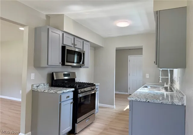 Photo 2 of Single family home for sale at 940 Oakwood Dr, Elyria, OH 44035 | MLS# 5232924 | Listing updated on 2026-08-31