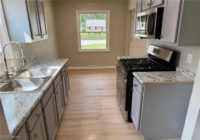 Photo 3 of Single family home for sale at 940 Oakwood Dr, Elyria, OH 44035 | MLS# 5232924 | Listing updated on 2026-08-31