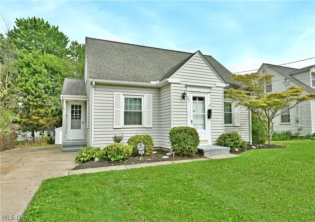 Photo 2 of Single family home for sale at 271 Parkgate Ave, Youngstown, OH 44515 | MLS# 5236319 | Listing updated on 2026-08-31