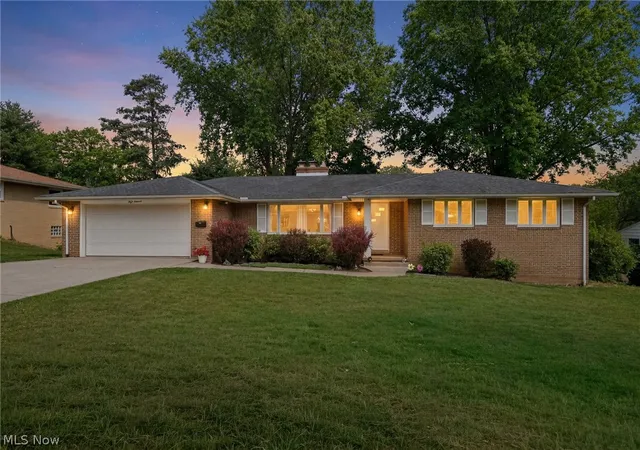 Photo 1 of Single family home for sale at 800 Woodview Dr Ne, Massillon, OH 44646 | MLS# 5236698 | Listing updated on 2026-08-30