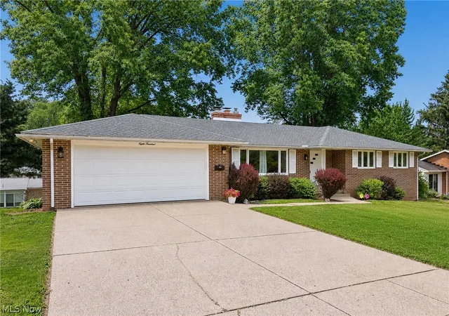 Photo 3 of Single family home for sale at 800 Woodview Dr Ne, Massillon, OH 44646 | MLS# 5236698 | Listing updated on 2026-08-30