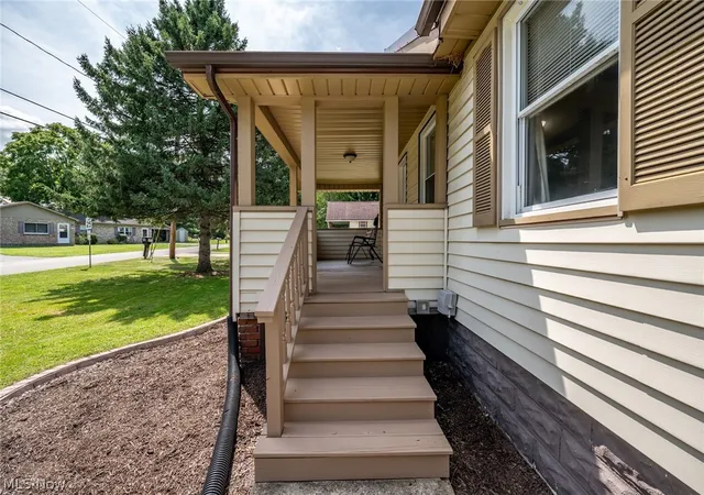 Photo 3 of Single family home for sale at 3804 Eigen St, Youngstown, OH 44515 | MLS# 5238337 | Listing updated on 2026-08-30