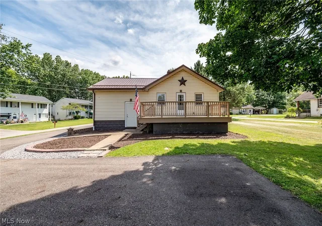 Photo 4 of Single family home for sale at 3804 Eigen St, Youngstown, OH 44515 | MLS# 5238337 | Listing updated on 2026-09-29