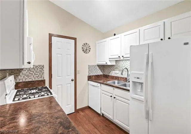 Photo 3 of Sale Pending at 2870 Shakespeare Ln, Avon, OH 44011 | MLS# 5237994 | Listing updated on 2026-08-30