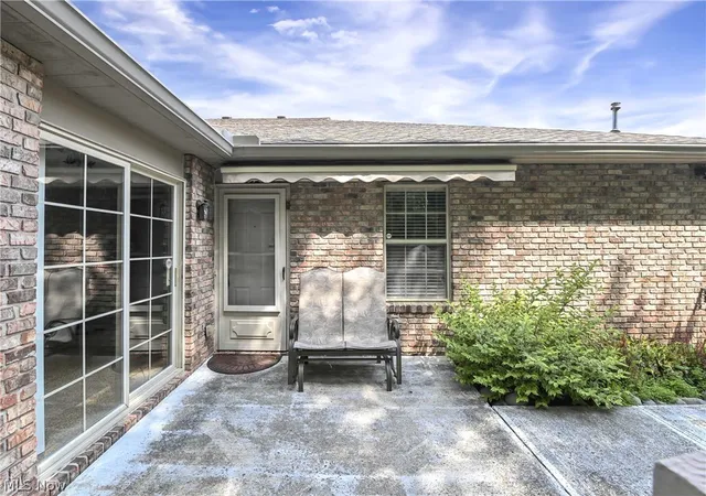 Photo 4 of Sale Pending at 2870 Shakespeare Ln, Avon, OH 44011 | MLS# 5237994 | Listing updated on 2026-08-30