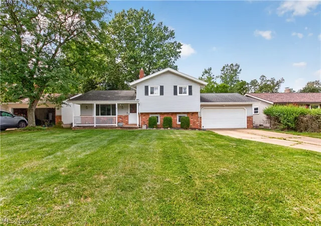 Photo 3 of Sale Pending at 1124 Blueberry Hill Dr, Brunswick, OH 44212 | MLS# 5235937 | Listing updated on 2026-08-30