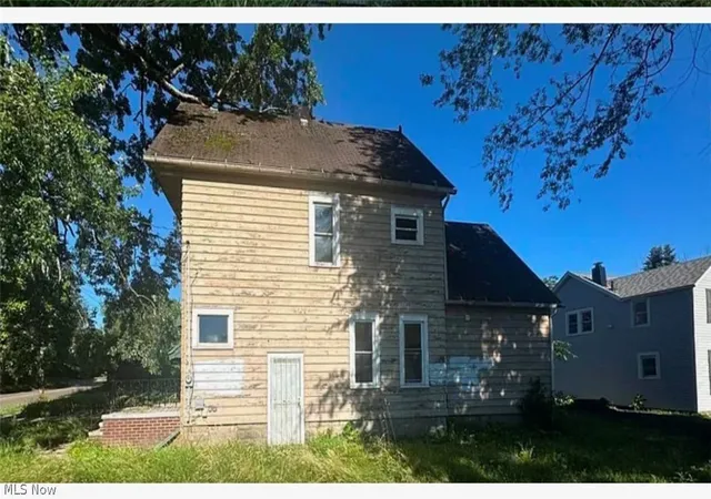 Photo 2 of Single family home for sale at 905 E Buchtel Ave, Akron, OH 44305 | MLS# 5239718 | Listing updated on 2026-08-31
