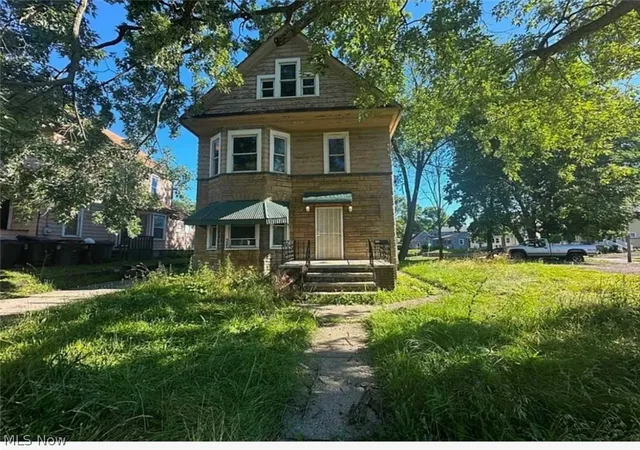 Photo 3 of Single family home for sale at 905 E Buchtel Ave, Akron, OH 44305 | MLS# 5239718 | Listing updated on 2026-08-31
