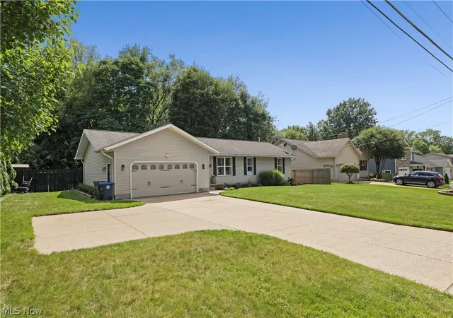 Photo 2 of Sale Pending at 2008 Springfield Lake Blvd, Akron, OH 44312 | MLS# 5239960 | Listing updated on 2026-08-30