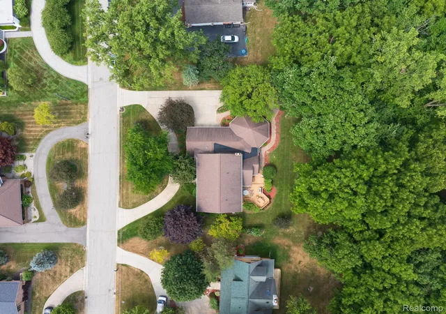 4th image of 9705 Burning Tree Dr, Grand Blanc, MI 48439 | MLS# 20261058713