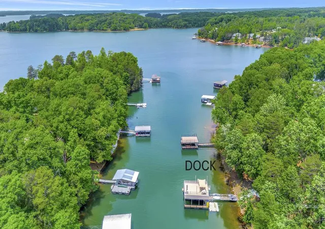 Photo 3 of Single family home for sale at 401 Broadwater Cir, Anderson, SC 29626 | MLS# 20296067 | Listing updated on 2026-09-14