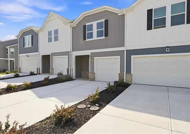 Photo 3 of Sale Pending at 428 Blissful Ct, Taylors, SC 29687 | MLS# 20297280 | Listing updated on 2026-09-09
