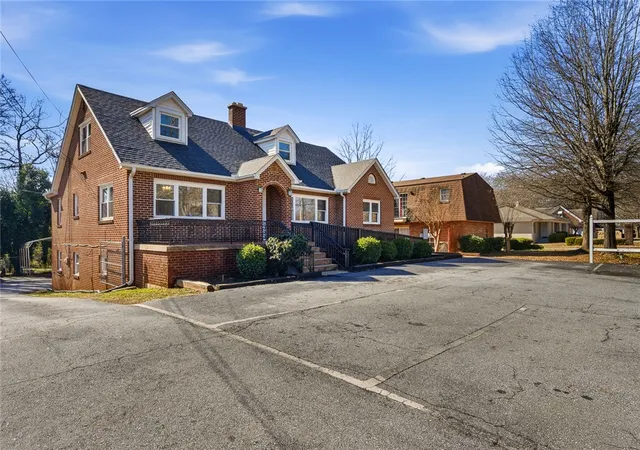 Photo 3 of Single family home for sale at 510 E Calhoun St, Anderson, SC 29621 | MLS# 20297517 | Listing updated on 2026-09-11