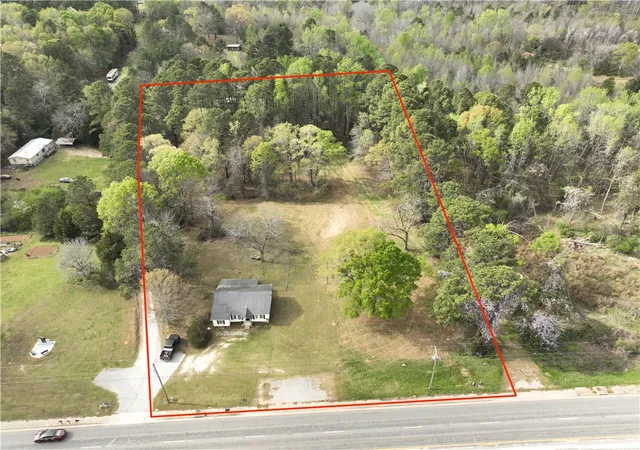 Photo 4 of House for sale at 6 Horton Dr, Abbeville, SC 29620 | MLS# 20298255 | Listing updated on 2026-09-05