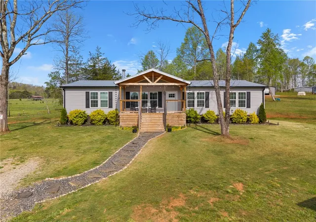 Photo 2 of Manufactured home for sale at 3015 Pumpkintown Hwy, Pickens, SC 29671 | MLS# 20299792 | Listing updated on 2026-09-11