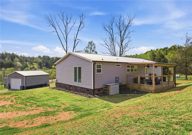 Photo 3 of Manufactured home for sale at 3015 Pumpkintown Hwy, Pickens, SC 29671 | MLS# 20299792 | Listing updated on 2026-09-11