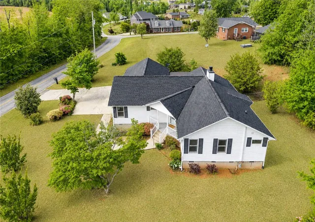 Photo 4 of Single family home for sale at 200 Leila St, Seneca, SC 29678 | MLS# 20298910 | Listing updated on 2026-08-23