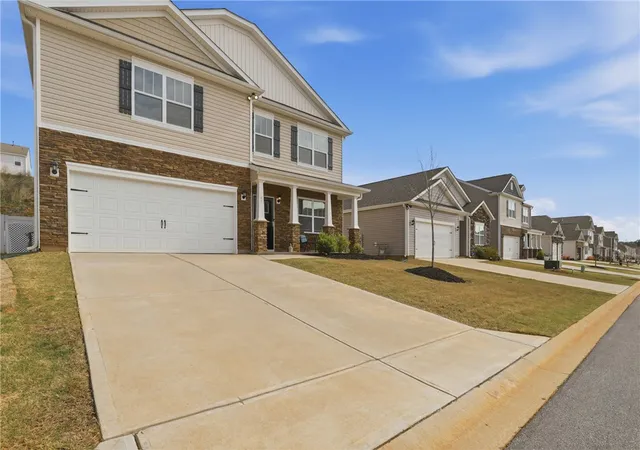 Photo 3 of Single family home for sale at 47 Oak Edge Ln, Greer, SC 29651 | MLS# 20300049 | Listing updated on 2026-10-07
