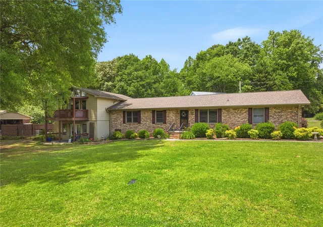Photo 3 of Single family home for sale at 104 Beaty Crk Ct, Walhalla, SC 29691 | MLS# 20301249 | Listing updated on 2026-09-14