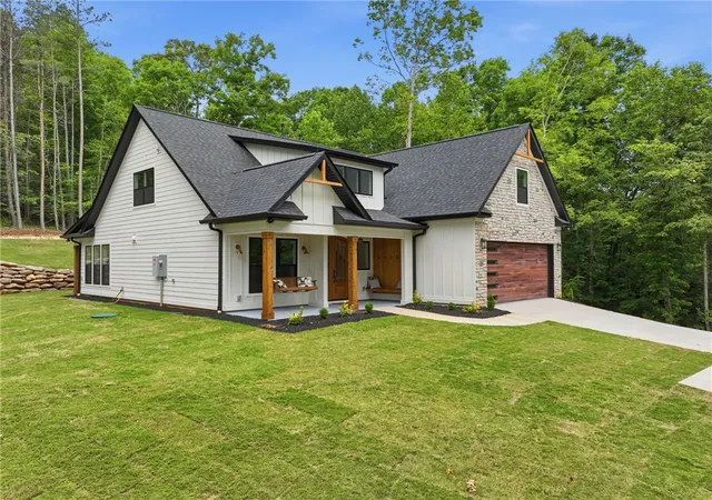 Photo 1 of Single family home for sale at 119 S Shore Dr, Fair Play, SC 29643 | MLS# 20301410 | Listing updated on 2026-09-19
